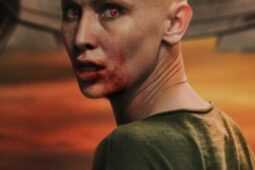 Cena de Céu Vermelho Sangue, filme de terror Netflix melhor do que A Ilha da Fantasia para assistir online