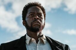 Cena da série From (Origem), com Harold Perrineau