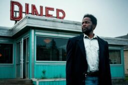 Cena da série From (Origem), que é protagonizada por Harold Perrineau e está disponível no Globoplay