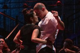 Cena de Salma Hayek e Channing Tatum no filme Magic Mike: A Última Dança, da HBO Max