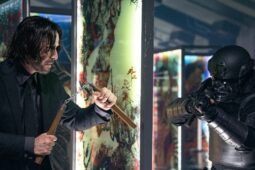 Keanu Reeves em cena de ação no filme John Wick 4, disponível para assistir online no Prime Video e outras plataformas
