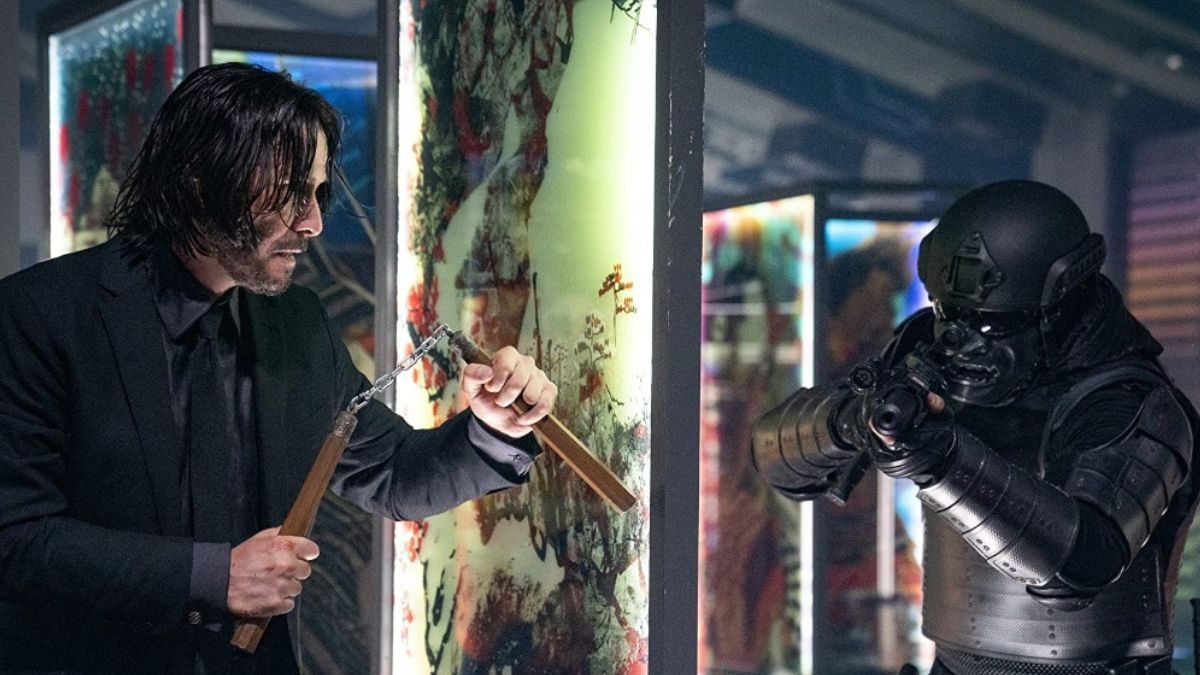 Keanu Reeves em cena de ação no filme John Wick 4, disponível para assistir online no Prime Video e outras plataformas