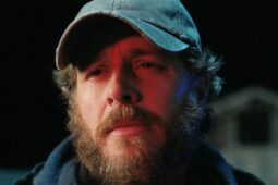 Josh Dallas chora em cena da temporada final de Manifest, que está disponível para assistir na Netflix