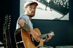 O cantor dinarmaquês Christopher é o protagonista e responsável pela trilha sonora de Uma Linda Vida, filme da Netflix