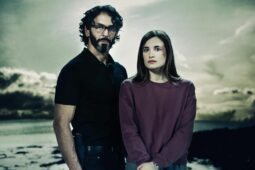 Série Vórtex na Netflix é boa? Cena de Tomer Sisley (Ludovic Beguin) e Camille Claris (Mélanie Beguin) são os protagonistas da produção