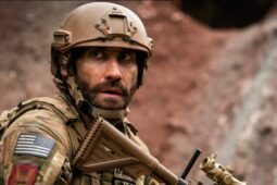 Jake Gyllenhaal em cena do filme O Pacto (The Covenant), disponível para assistir no Prime Video
