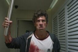 O ator Milhem Cortaz em cena de Os Outros, ótima série disponível para assistir no Globoplay; leia a crítica