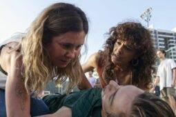 Cena de Os Outros com elenco de Adriana Esteves, Antonio Haddad e Maeve Jinkings: série Globoplay tem 12 episódios