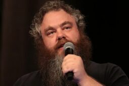 O escritor Patrick Rothfuss, de O Nome do Vento, falando com os participantes do PAX West 2018