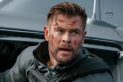 Cena de Chris Hemsworth em Resgate 2, filme que estreia na Netflix nesta sexta (16), às 4h (horário de Brasília)