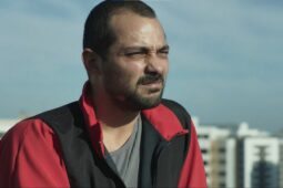 Eduardo Sterblitch em episódio disponível de Os Outros, série do Globoplay