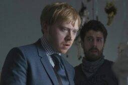 Cena de Servant, série disponível para assistir online no Apple TV+, com Rupert Grint e Toby Kebbell