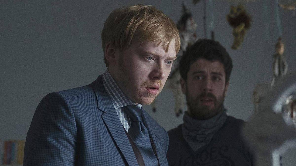 Cena de Servant, série disponível para assistir online no Apple TV+, com Rupert Grint e Toby Kebbell