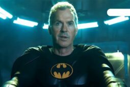 Michael Keaton como Batman em The Flash, filme que estreia para assistir online em julho