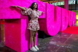 Tudum ao vivo: Maitreyi Ramakrishnan será uma das apresentadoras do evento Netflix no Brasil