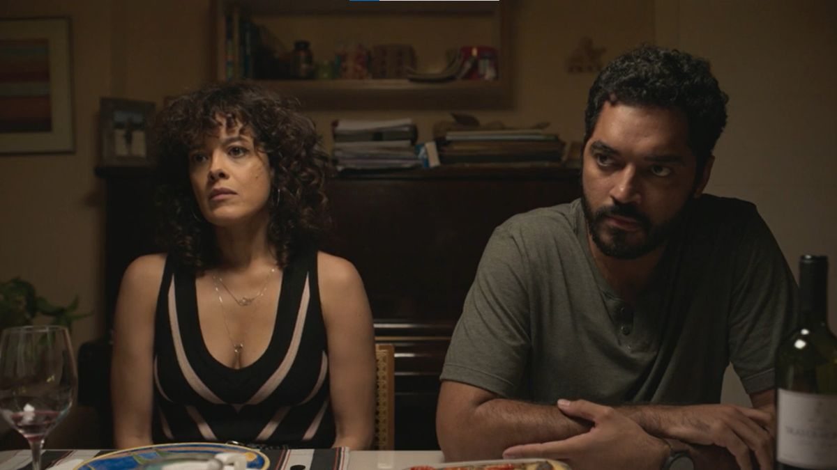 Mila (Maeve Jinkings) e Amâncio (Thomás Aquino) na série Os Outros, do Globoplay