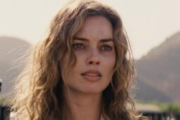 Margot Robbie em cena de Babilônia, filme que está disponível no Paramount+