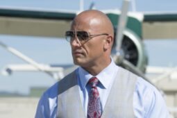 Dwayne Johnson, o The Rock, em cena da série Ballers, que estreia na Netflix
