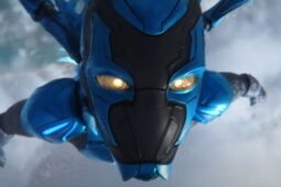 Cena do trailer final de Besouro Azul; filme será lançado nos cinemas em agosto