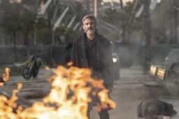 Leonardo Sbaraglia em cena de Bird Box: Barcelona, filme da Netflix