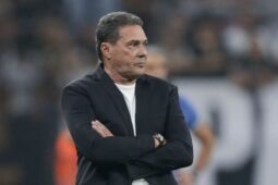 Vanderlei Luxemburgo comanda o Corinthians em jogo na Neo Química Arena