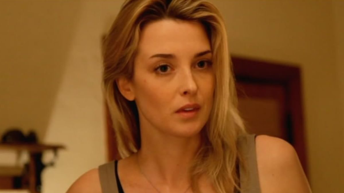 Emily Baldoni em cena do filme Coerência (Coherence)