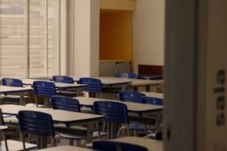 Imagem da escola Tragédia na Escola Municipal Tasso de Silveira, que passa no documentário da HBO Max