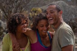 Alice Carvalho, Thainá Duarte e Allan Souza Lima na série Cangaço Novo (2023), na lista lançamentos Prime Video de agosto