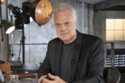 Pedro Bial no cenário de episódio do Linha Direta 2023