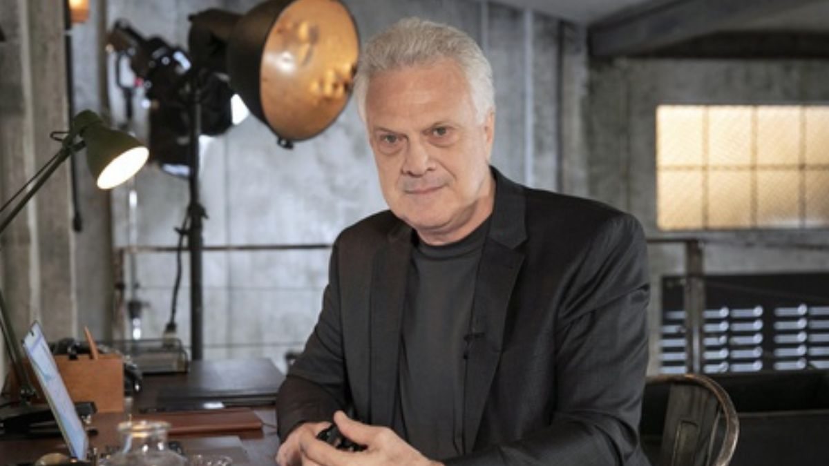 Pedro Bial no cenário de episódio do Linha Direta 2023