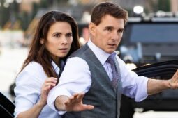 Tom Cruise e Hayley Atwell em cena do filme Missão Impossível 7