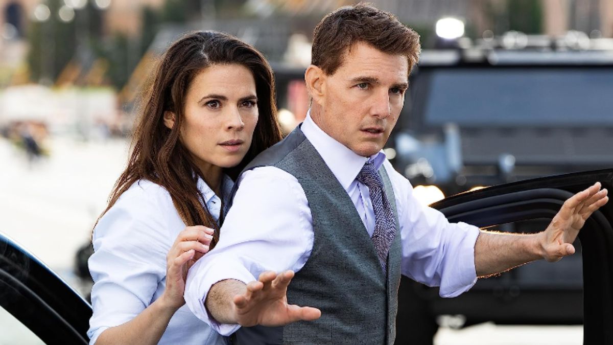 Tom Cruise e Hayley Atwell em cena do filme Missão Impossível 7