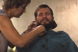 Linda Cropper e Logan Marshall-Green em cena de Upgrade: Atualização (2018), filme que voltou à Netflix