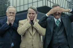 Matthew Broderick (centro) em Império da Dor, minissérie da Netflix que está na lista de estreias de agosto de 2023