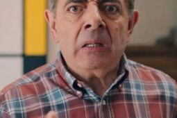 Rowan Atkinson em filme de comédia disponível para assistir na Netflix