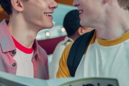 Joe Locke e Kit Connor em cena da segunda temporada de Heartstopper, série da Netflix