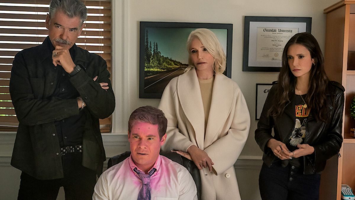 Elenco principal de Meus Sogros Tão Pro Crime: Adam Devine, Pierce Brosnan, Ellen Barkin e Nina Dobrev