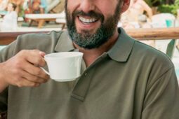 Adam Sandler em cena do filme Você Não Tá Convidada pro Meu Bat Mitzvá! (Foto: Divulgação)