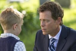 Greg Kinnear e Connor Corum (de costas) em cena do filme O Ceu É De Verdade