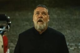 Russell Crowe como Gabriele Amorth em O Exorcista do Papa