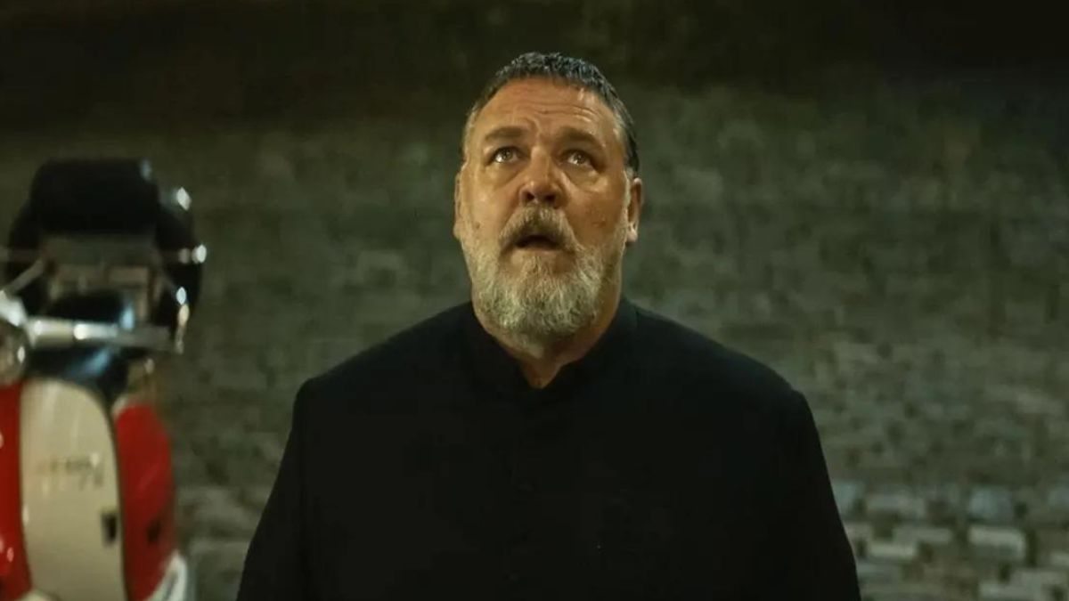 Russell Crowe como Gabriele Amorth em O Exorcista do Papa