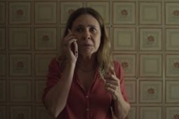 Cena de Cibele (Adriana Esteves) preocupada com Marcinho no final da 1ª temporada de Os Outros