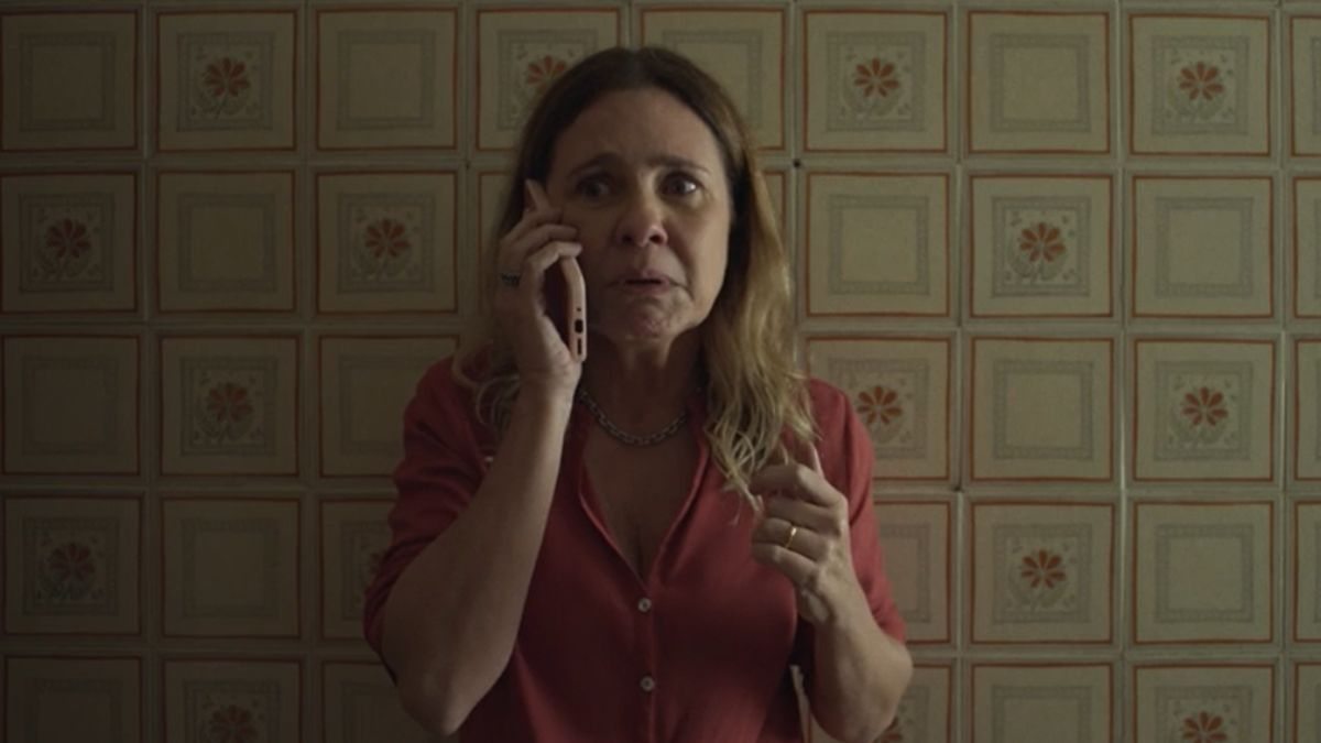 Cena de Cibele (Adriana Esteves) preocupada com Marcinho no final da 1ª temporada de Os Outros