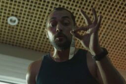 Eduardo Sterblitch como Sérgio na série Os Outros, do Globoplay