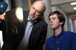 Cena de The Good Doctor com Richard Schiff como Dr. Aaron Glassman e Freddie Highmore como Dr. Shaun Murphy