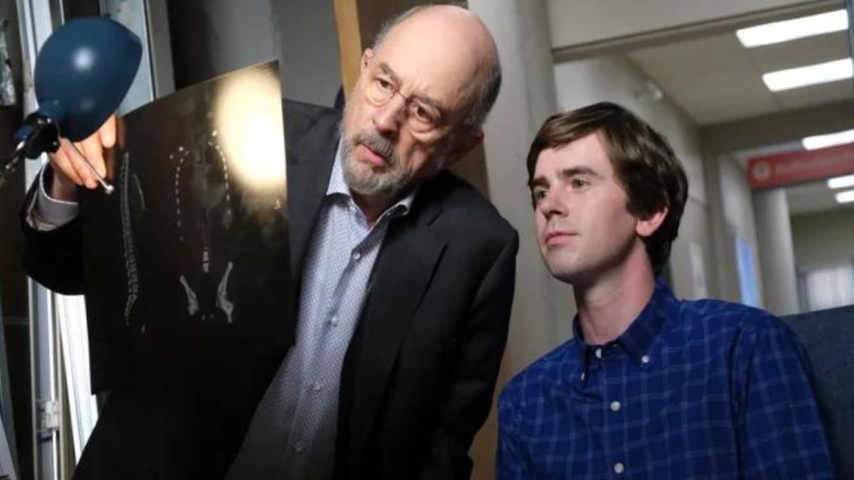 Cena de The Good Doctor com Richard Schiff como Dr. Aaron Glassman e Freddie Highmore como Dr. Shaun Murphy