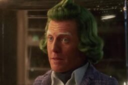 Cena de Hugh Grant como Oompa Loompa no trailer do filme Wonka