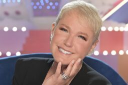 Sorridente, apresentadora sorri nos bastidores de Xuxa, o Documentário