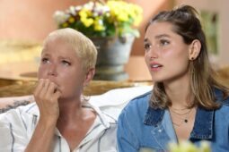 Em Xuxa, O Documentário online no Globoplay, mãe e filha assistem a cenas inéditas