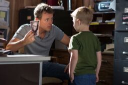 A imagem mostra uma cena do filme O Céu É De Verdade, atração da Sessão da Tarde hoje